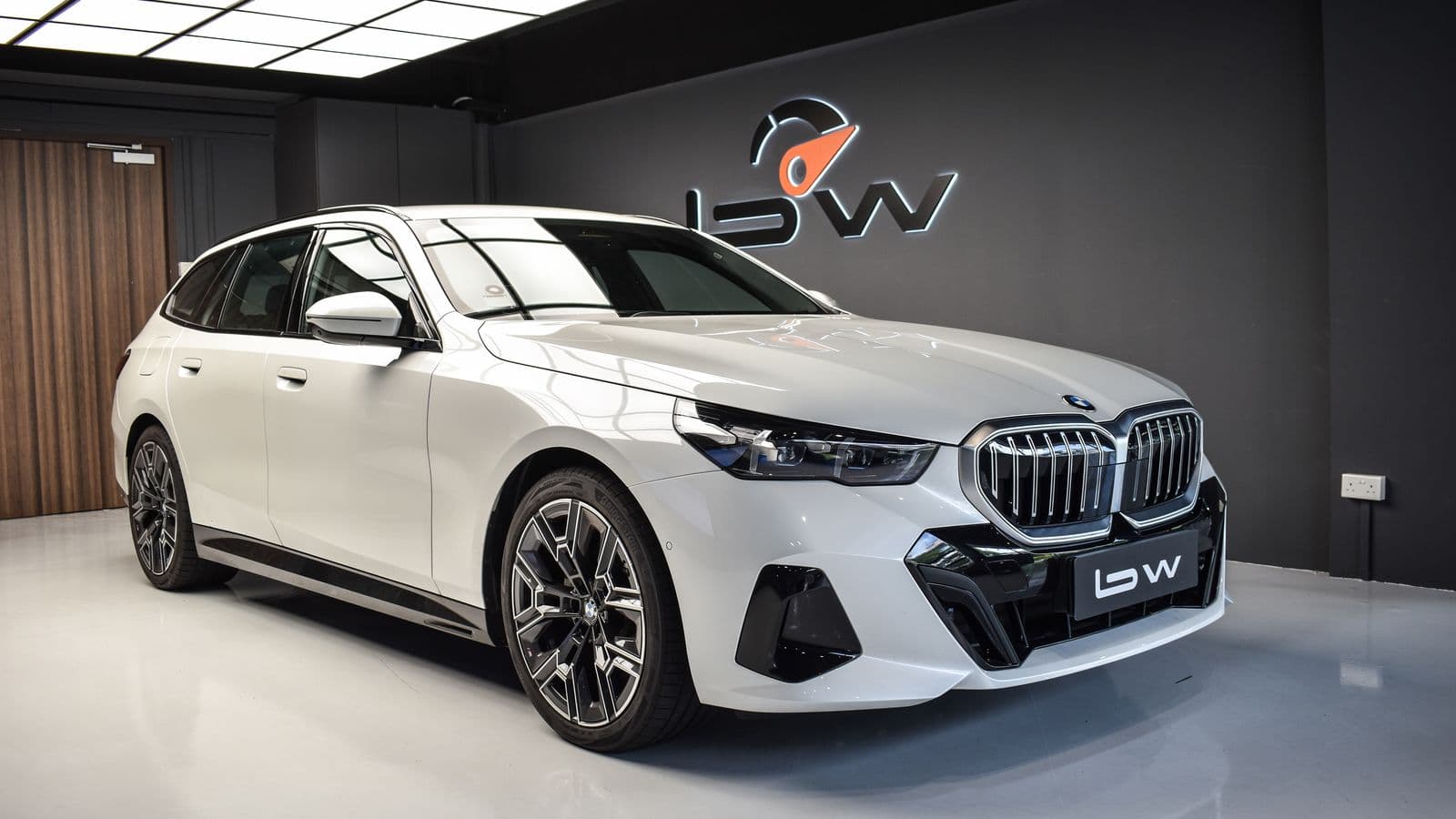 BMW 5 Series 520i Touring Mild Hybrid M-Sport - photo 1