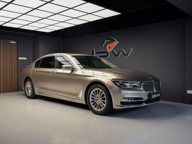 BMW 7 Series photo 1