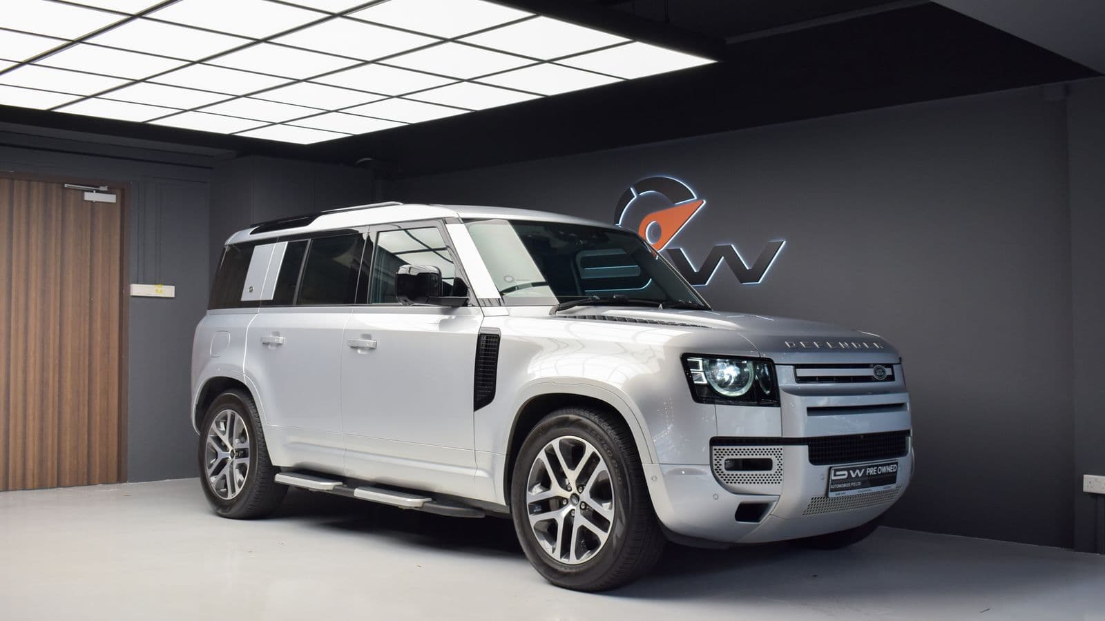 Land Rover Defender photo 1