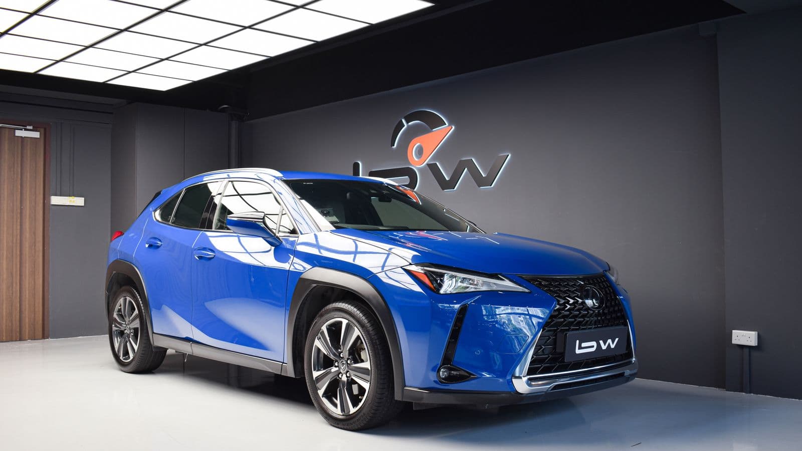 Lexus UX200 photo 1