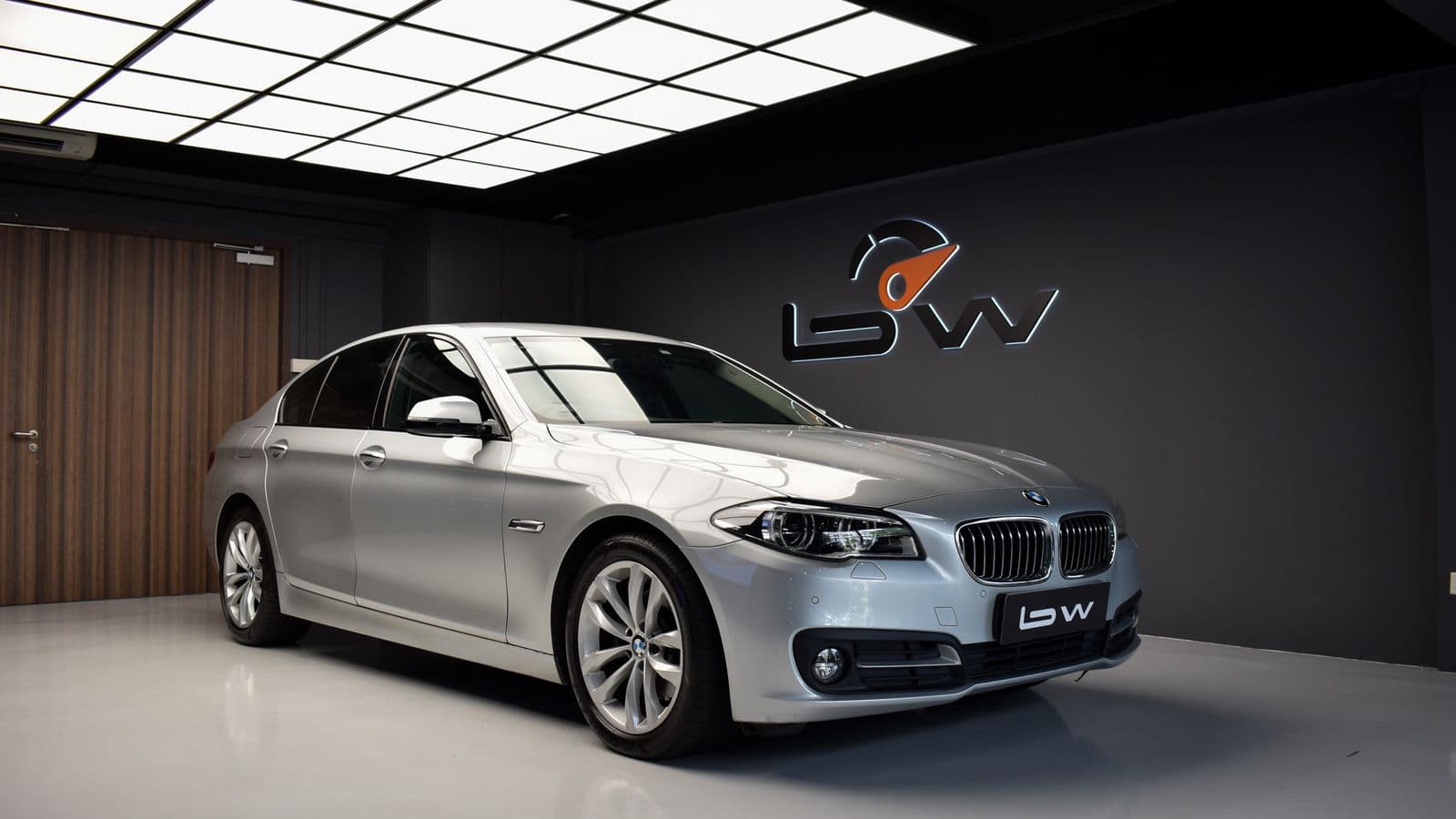 BMW 5 Series photo 1
