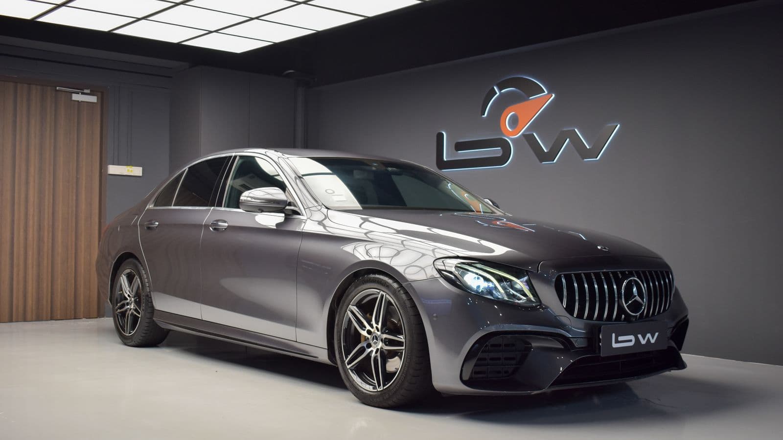 Mercedes-Benz E-Class photo 1